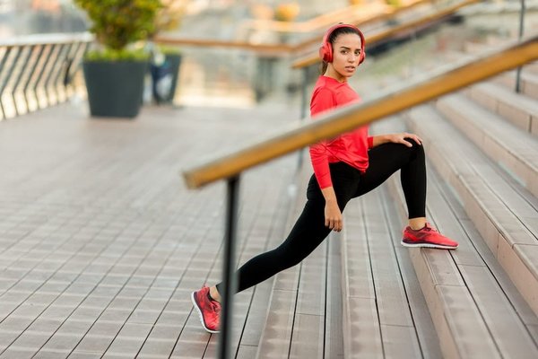 Quels sont les exercices pratiques essentiels pour une formation en chirurgie robotique?