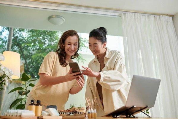 Quels processus de feedback développer pour les employés en contact clientèle dans le secteur hôtelier?